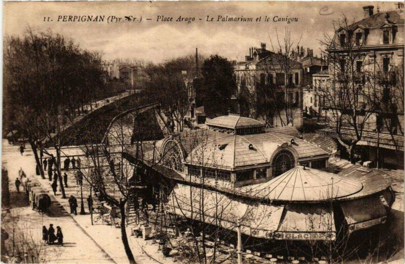Carte postale ancienne Perpignan Place Arago Le Palmarium et le Canigou à Perpignan