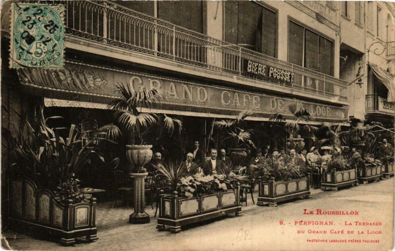 Carte postale ancienne Perpignan La Terrasse du Grand Café de la Loge à Perpignan