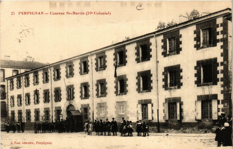 Carte postale ancienne Perpignan Caserne Saint-Martin à Perpignan