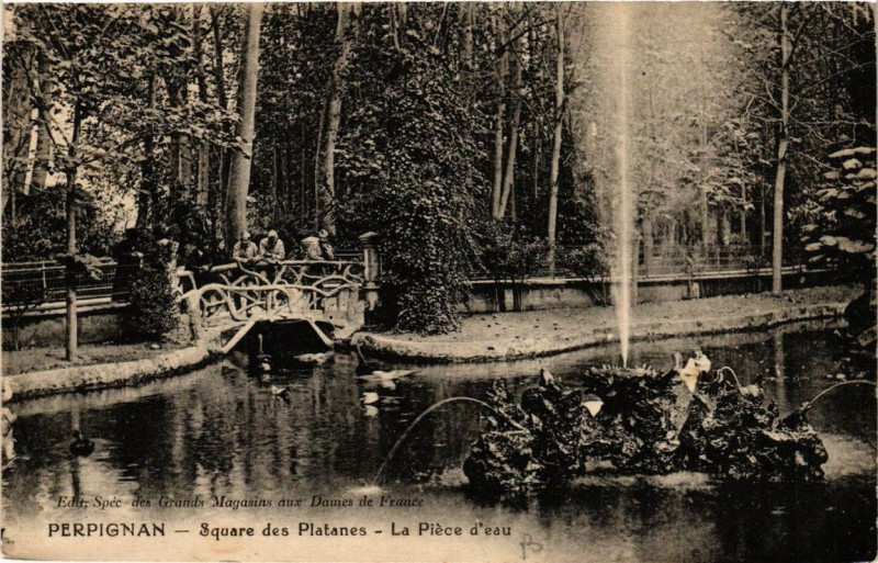 Carte postale ancienne Perpignan Square des Platanes La Piece d'Eau à Perpignan