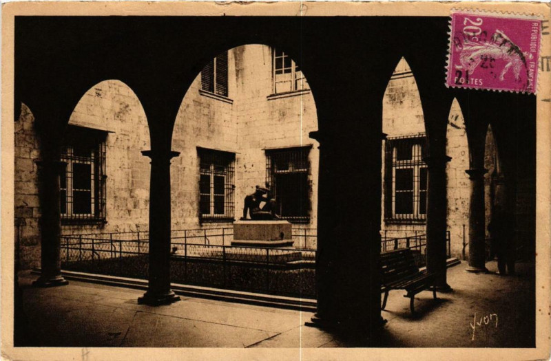 Carte postale ancienne Perpignan Cour Intérieure de l'Hotel de Ville à Perpignan