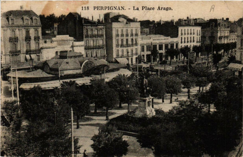 Carte postale ancienne Perpignan La Place Arago à Perpignan