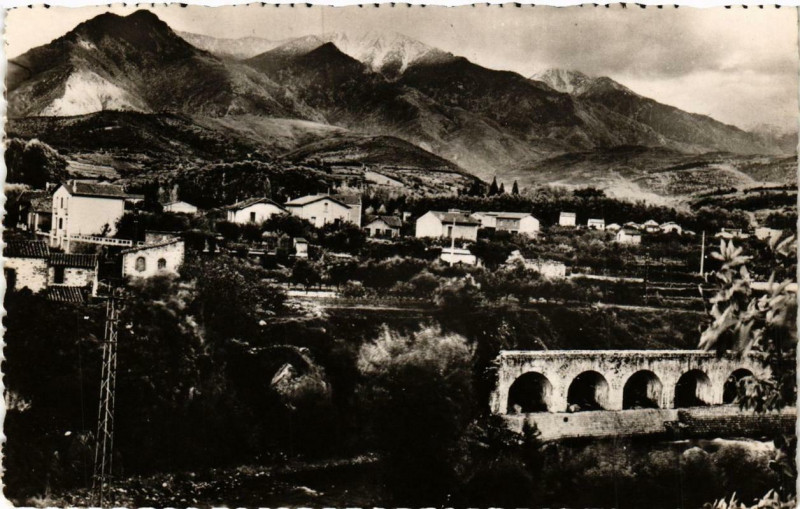 Carte postale ancienne Prades La baignade vue sur le Canigou à Prades