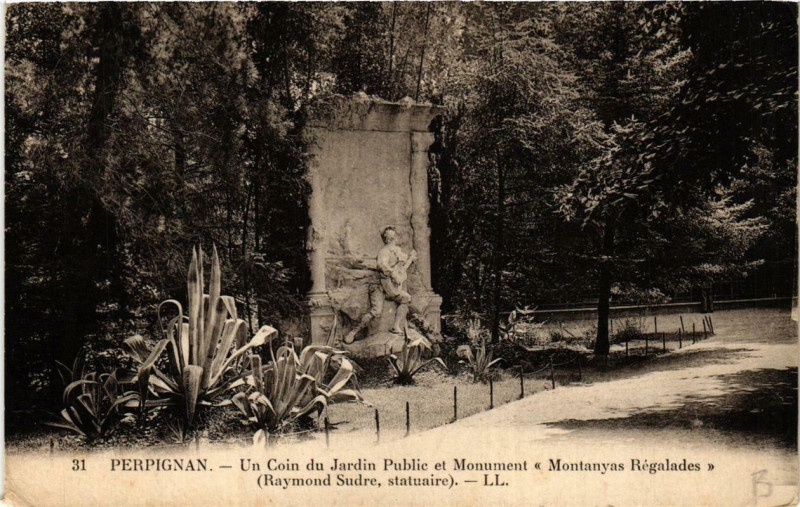 Carte postale ancienne Perpignan Un coin du jardin public et monument à Perpignan