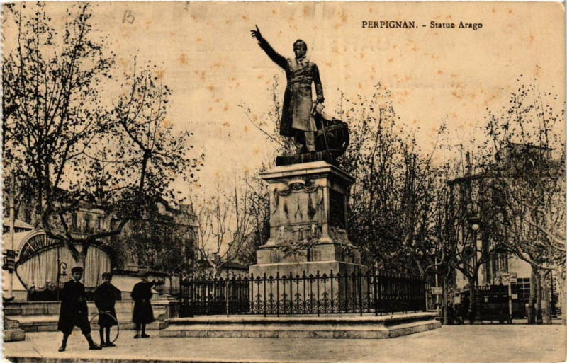 Carte postale ancienne Perpignan Statue Arago à Perpignan