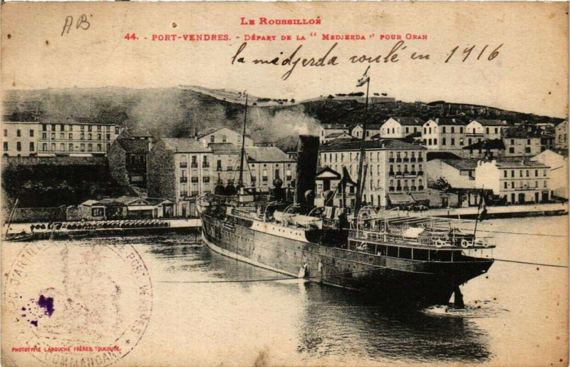Carte postale ancienne Port-Vendres Départ de la Medjerda pour Oran à Port-Vendres