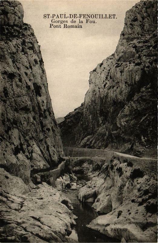 Carte postale ancienne Saint-Paul-de-Fenouillet Gorges de la Fou.Pont Romain à Saint-Paul-de-Fenouillet