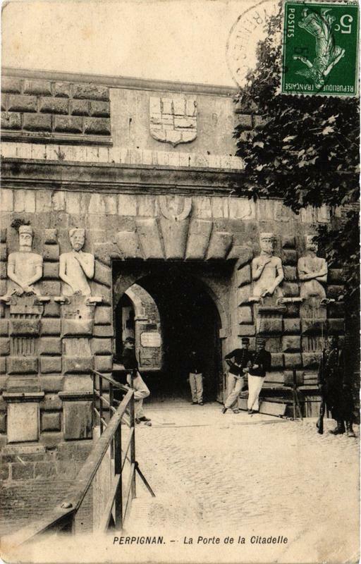 Carte postale ancienne Perpignan La Porte de la Citadelle à Perpignan