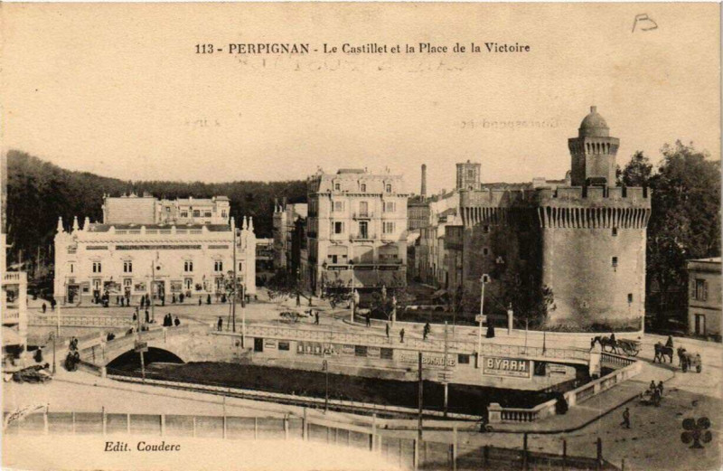 Carte postale ancienne Perpignan Le Castillet et la Place de la Victoire à Perpignan