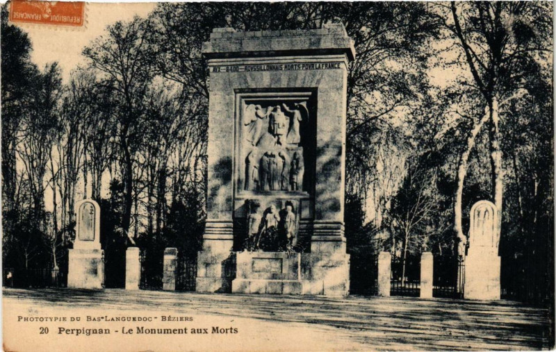 Carte postale ancienne Perpignan Le Monument aux Morts à Perpignan