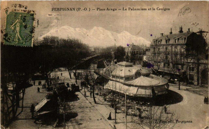 Carte postale ancienne Perpignan Place Arago Le Palmarium et le Canigou à Perpignan