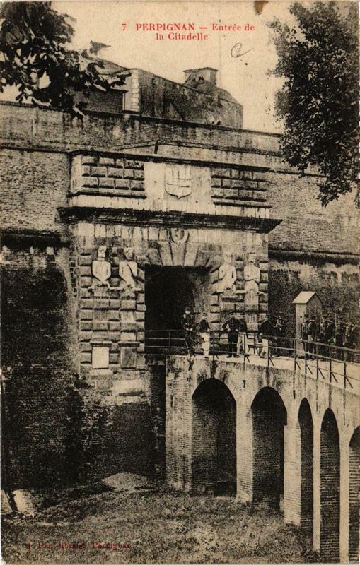 Carte postale ancienne Perpignan Entrée de la Citadelle à Perpignan