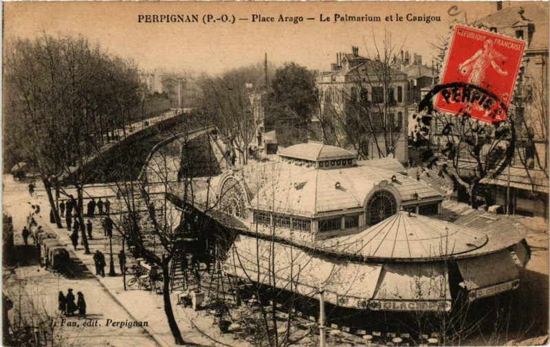 Carte postale ancienne Perpignan Place Arago Le Palmarium et le Canigou à Perpignan