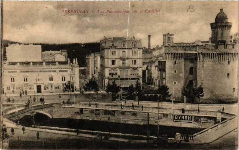 Carte postale ancienne Perpignan Vue Panoramique sur le Castillet à Perpignan