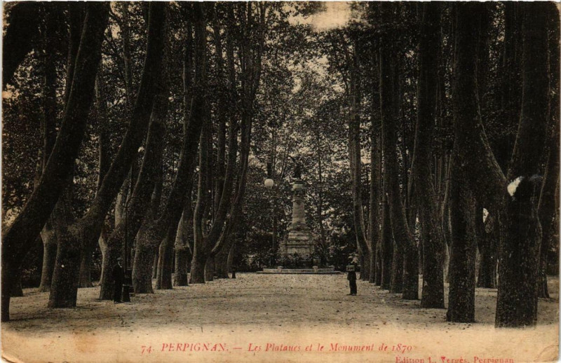 Carte postale ancienne Perpignan Les Platanes et le Monument de 1870 à Perpignan