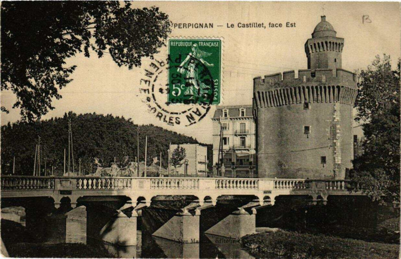 Carte postale ancienne Perpignan Le Castillet face Est à Perpignan