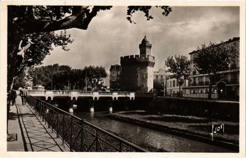 Carte postale ancienne Perpignan Quais de la Basse et le Castillet à Perpignan
