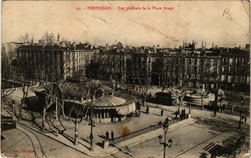 Carte postale ancienne Perpignan Vue générale de la Place Arago à Perpignan