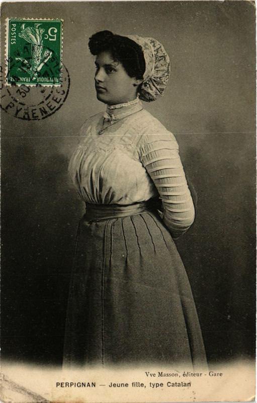 Carte postale ancienne Perpignan Jeune fille type Catalan à Perpignan