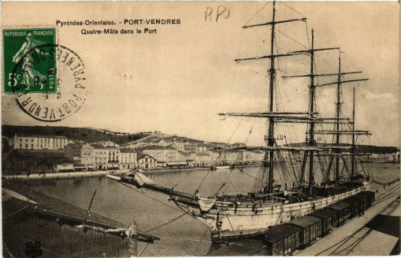 Carte postale ancienne Port-Vendres Quatre Mats dans le Port à Port-Vendres