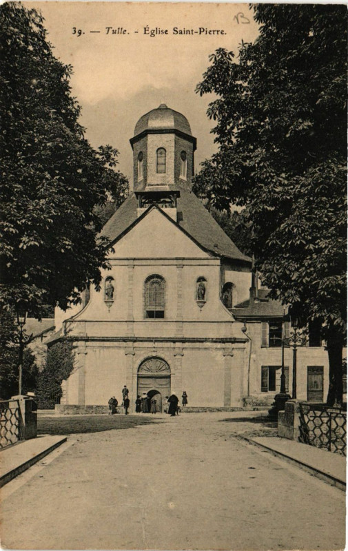 Carte postale ancienne Tulle - Eglise Saint-Pierre à Tulle