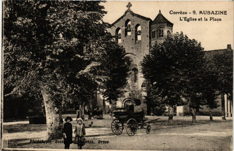 Carte postale ancienne Aubazine - L'Eglise et la Place