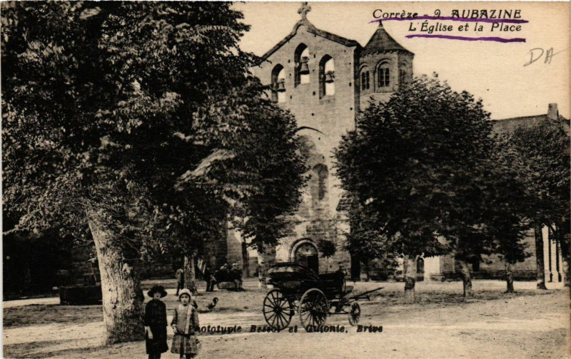 Carte postale ancienne Aubazine - L'Eglise et la Place