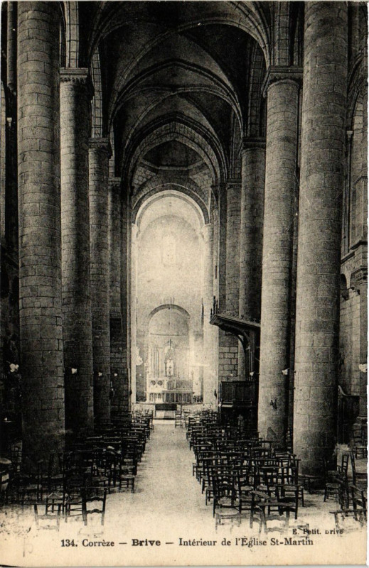 Carte postale ancienne Brive - Interieur de l'Eglise Saint-Martin
