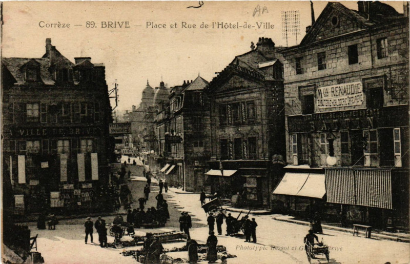 Carte postale ancienne Brive - Place et Rue de l'Hotel-de-Ville