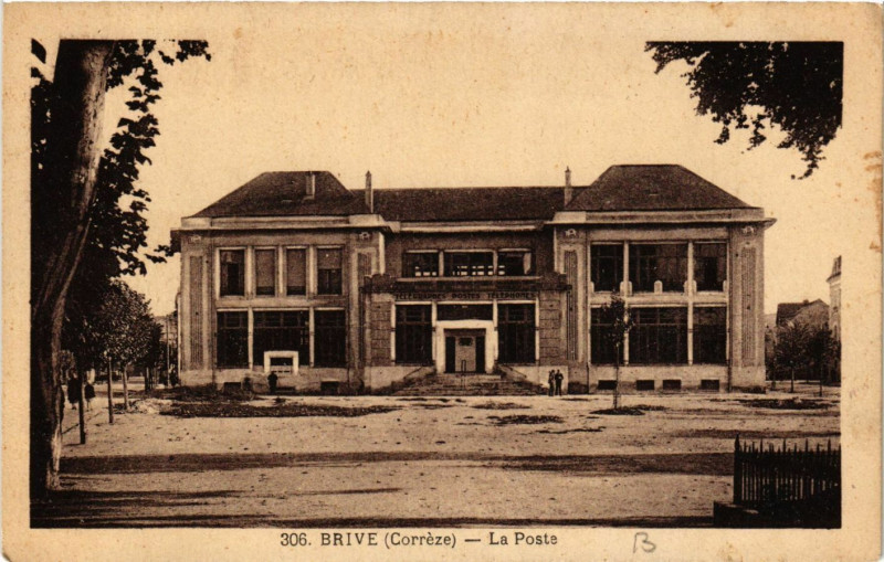 Carte postale ancienne Brive - La Poste