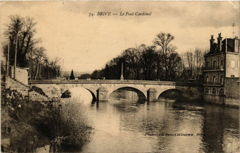 Carte postale ancienne Brive - Le Pont Cardinal
