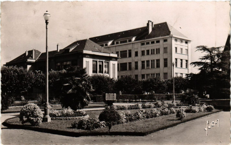 Carte postale ancienne Brive - Square de la Poste