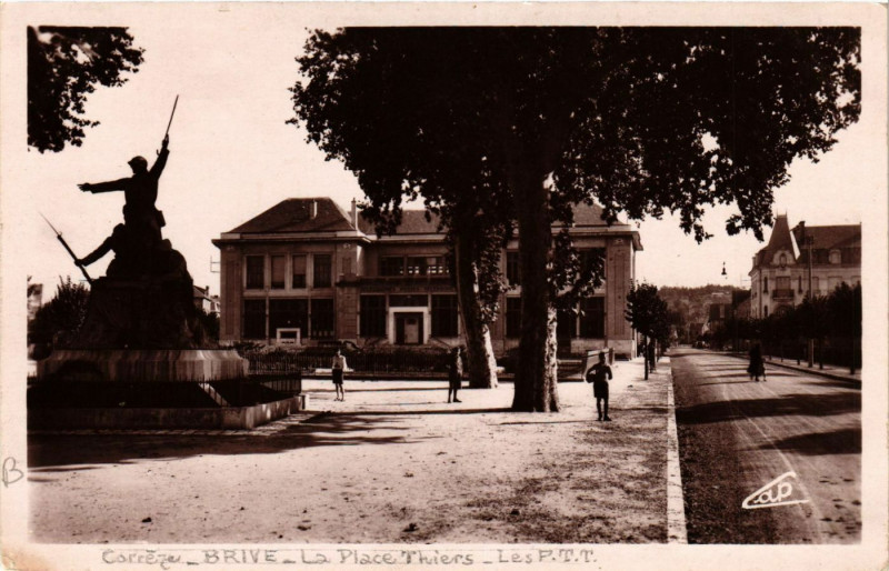 Carte postale ancienne Brive - La Place Thiers