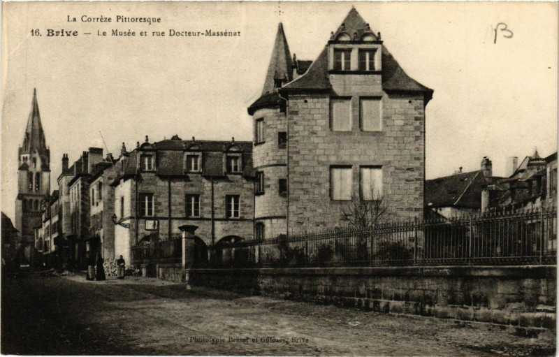 Carte postale ancienne Brive - Le Musée et Rue Docteur-Massenat