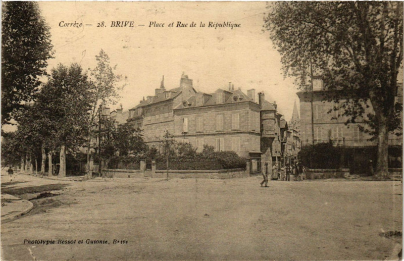 Carte postale ancienne Brive - Place et Rue de la Republique