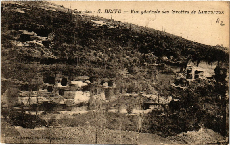 Carte postale ancienne Brive - Vue générale des Grottes de Lamouroux