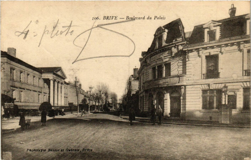 Carte postale ancienne Brive - Boulevard du Palais