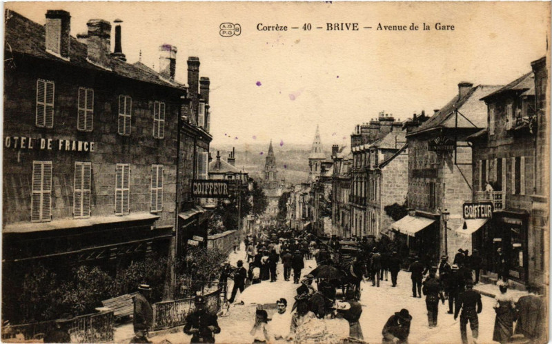Carte postale ancienne Brive - Avenue de la Gare