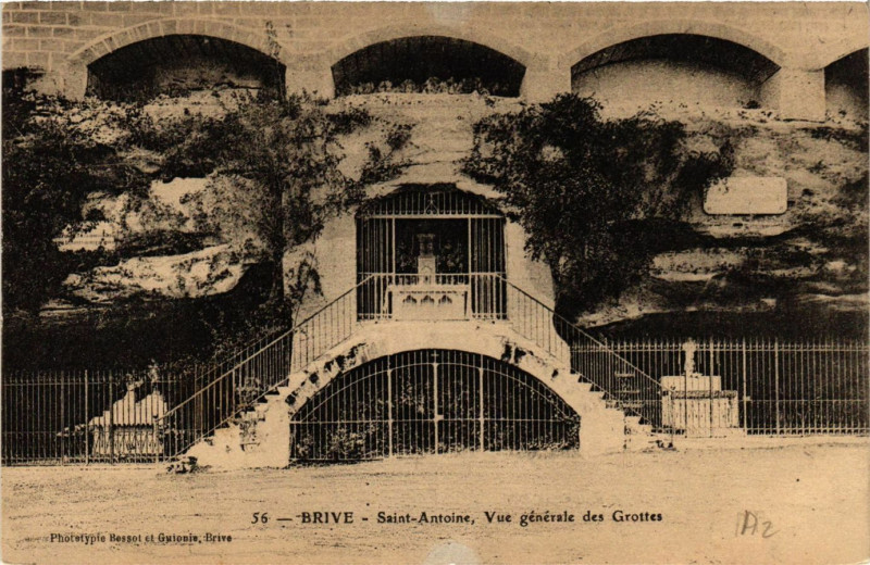 Carte postale ancienne Brive - Saint-Antoine - Vue générale des Grottes