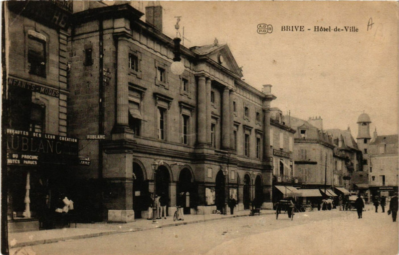 Carte postale ancienne Brive - Hotel-de-Ville