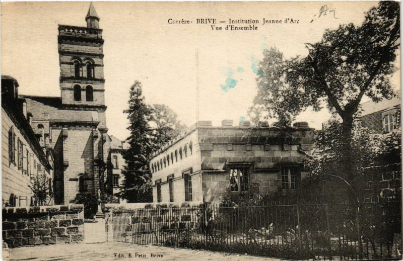 Carte postale ancienne Brive - Institution Jeanne d'Arc - Vue d'Ensemble