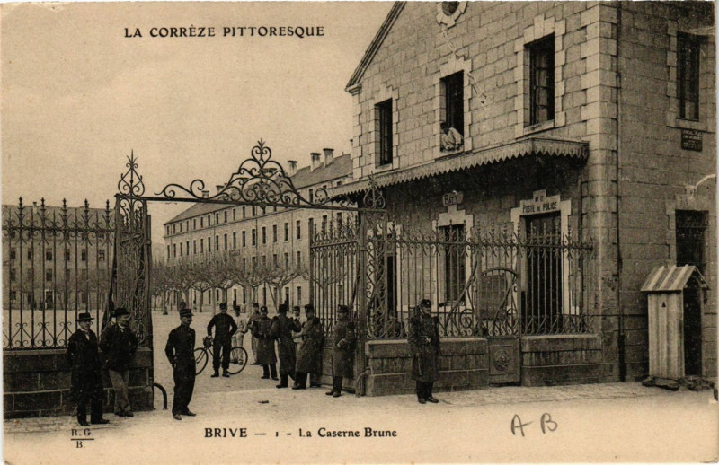 Carte postale ancienne Brive - La Caserne Brune