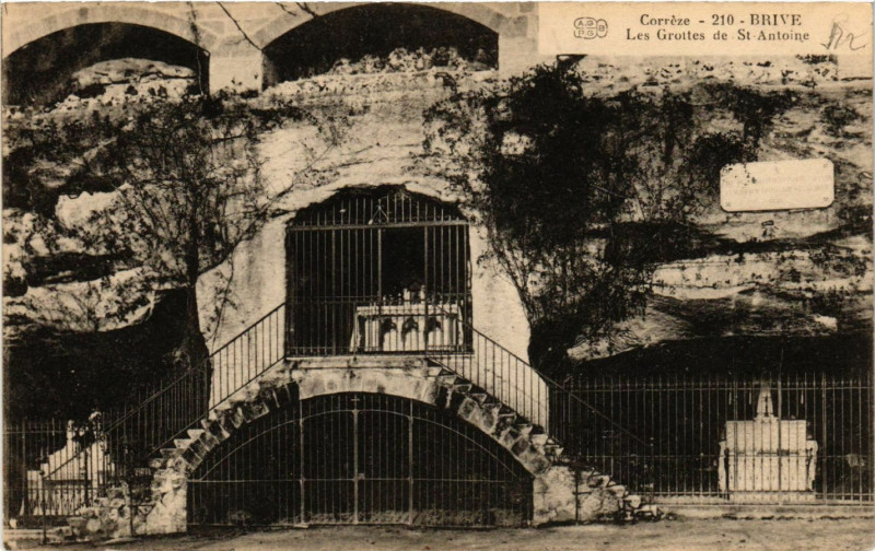 Carte postale ancienne Brive - Les Grottes de Saint-Antoine