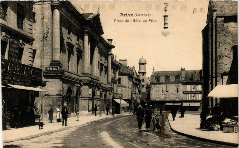 Carte postale ancienne Brive - Place de l'Hotel-de-Ville