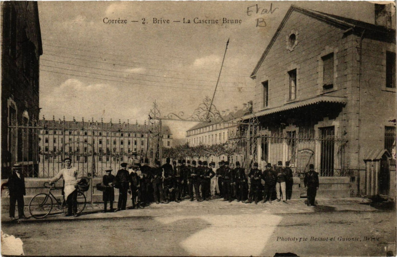 Carte postale ancienne Brive - La Caserne Brune