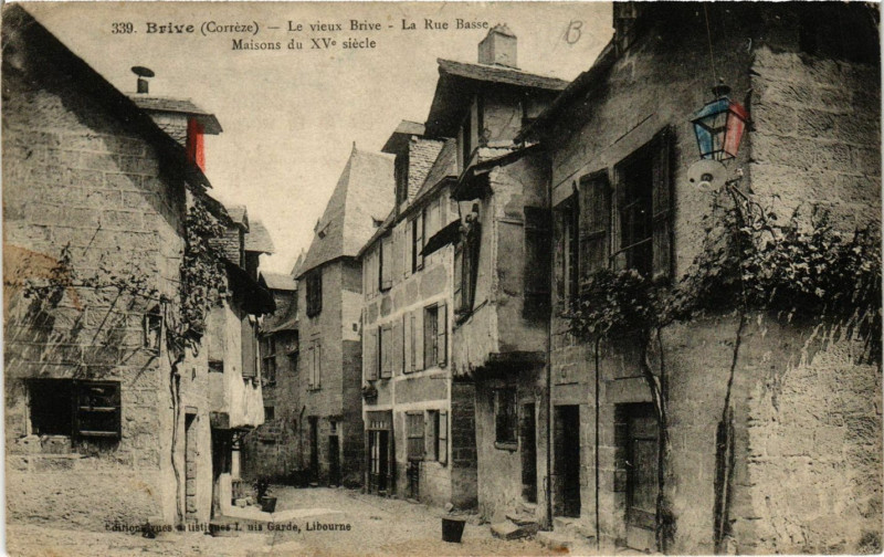 Carte postale ancienne Brive - Le Vieux Brive - La Rue Basse - Maisons