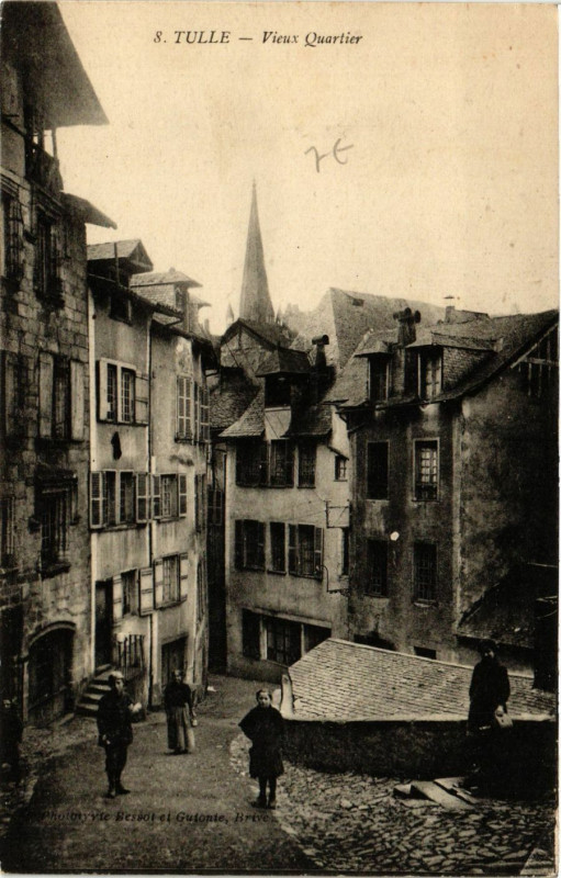 Carte postale ancienne Tulle - Vieux Quartier à Tulle