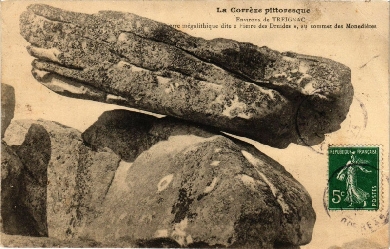 Carte postale ancienne Treignac - Env. Pierre Mégalithique dite Pierre des Druides à Treignac