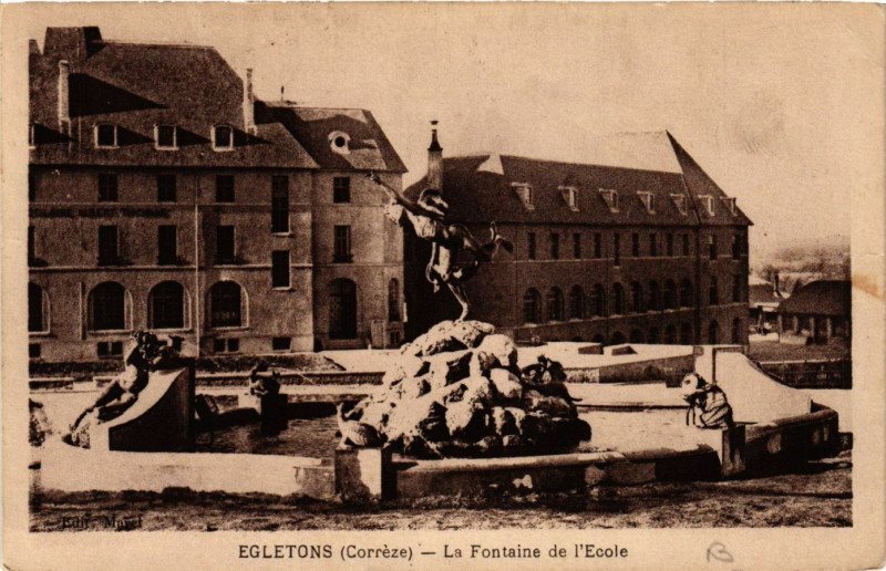 Carte postale ancienne Egletons - La Fontaine de l'Ecole à Égletons