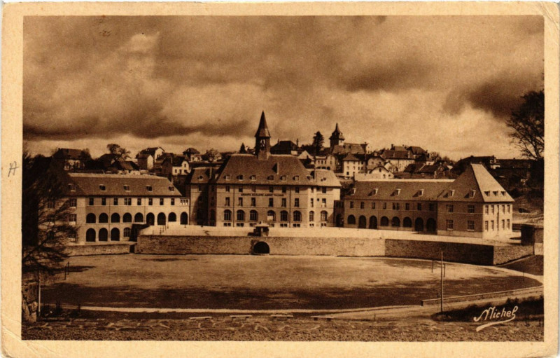 Carte postale ancienne Egletons - Groupe Scolaire Albert Thomas à Égletons